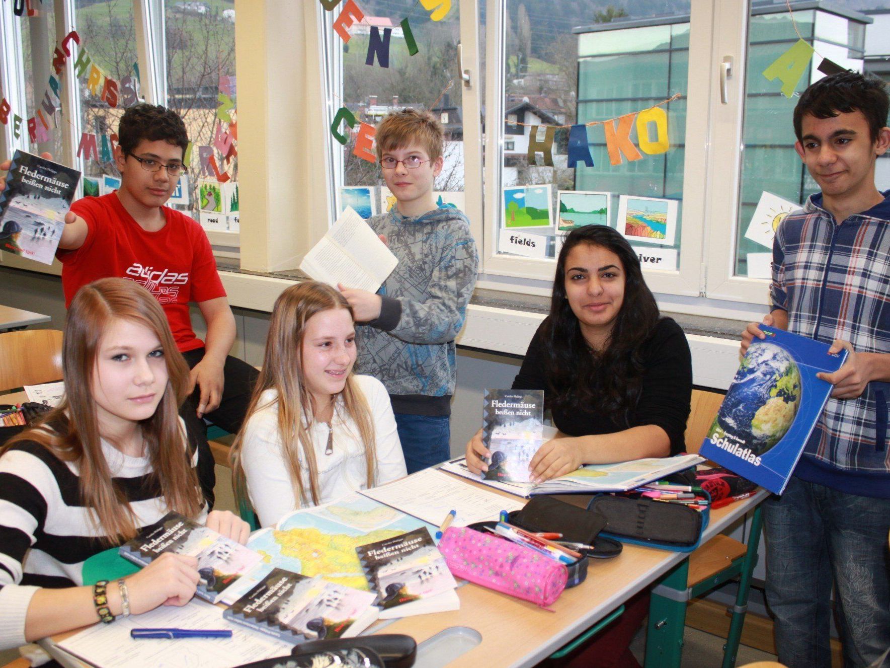 Die Schüler der 2.b Klasse der VMS Lochau diskutierten über ihre Klassenlektüre „Fledermäuse beißen nicht“. Die Schüler der 2.b Klasse der VMS Lochau diskutierten über ihre Klassenlektüre „Fledermäuse beißen nicht“.
