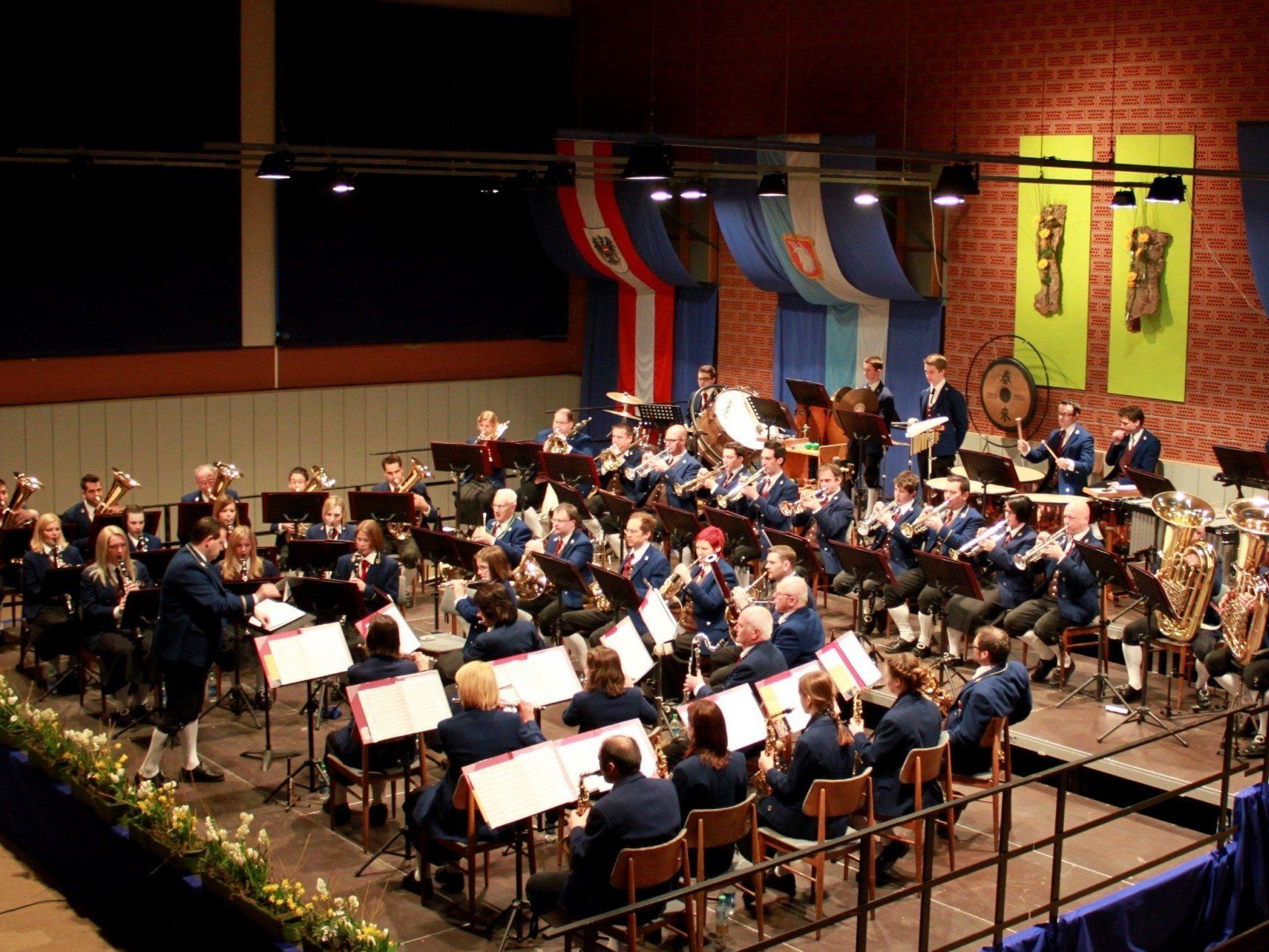 Kraftvoller Auftritt des Musikvereines Lochau beim traditionellen Frühlingskonzert in der Sporthalle.