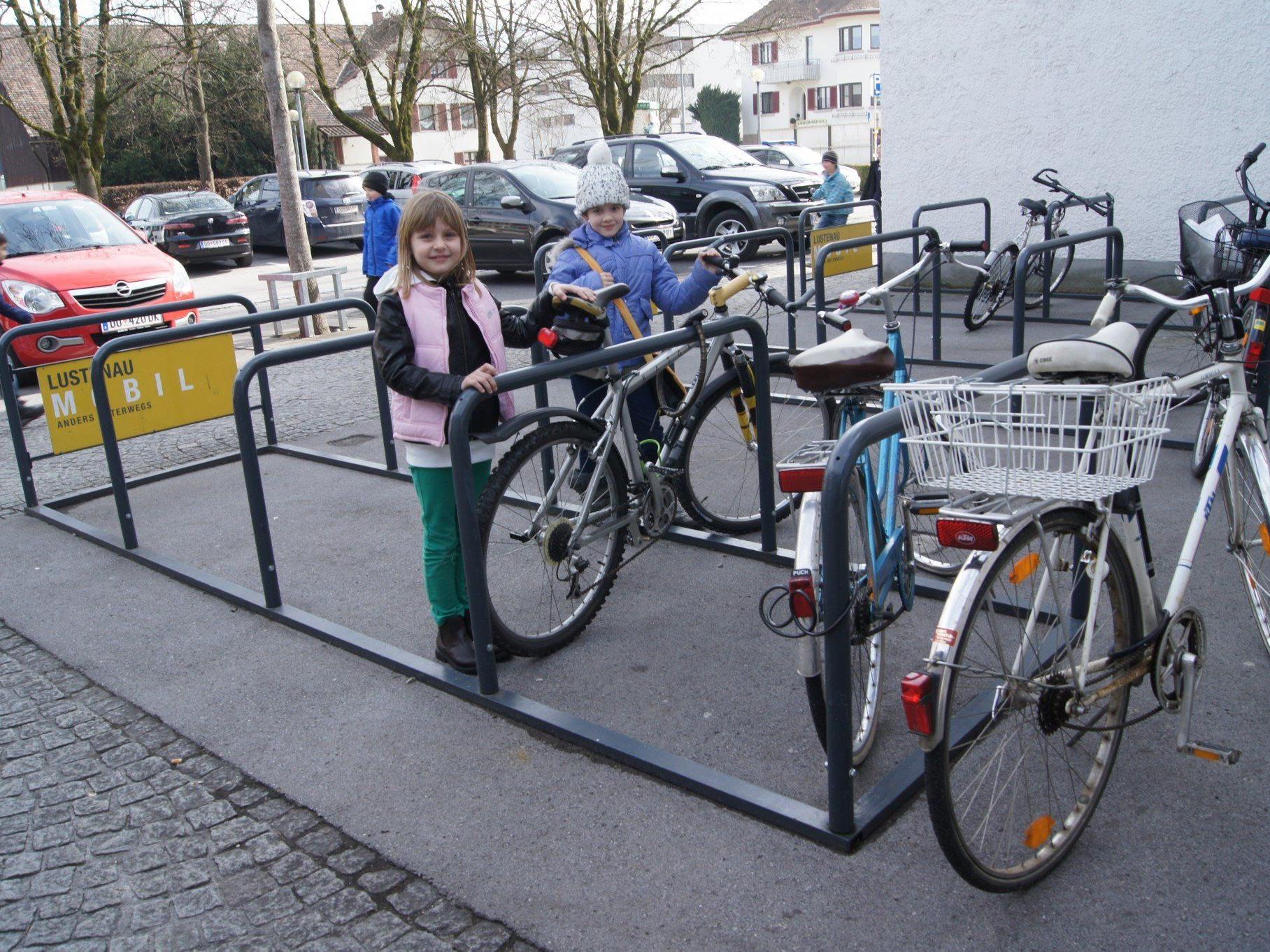Fördermittel für die Ausstattung für zehn Geschäfte mit Fahrradständern sind  vorgesehen.