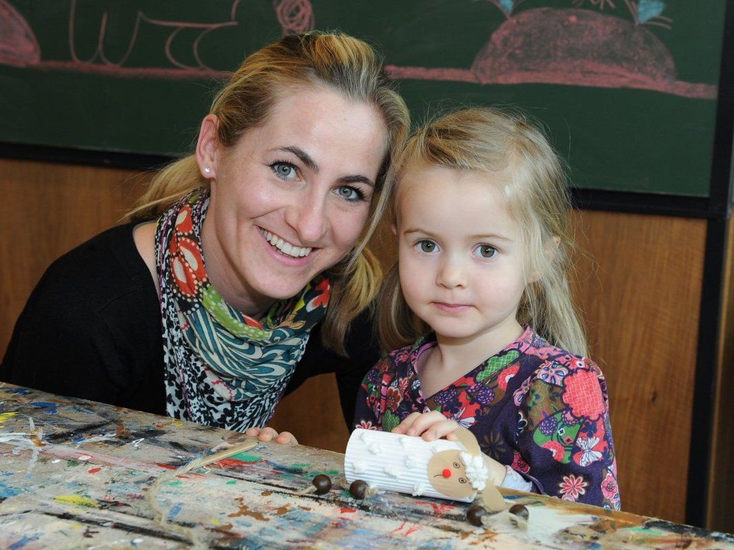 Auch Johanna und Doris bastelten mit sichtlicher Freude an der Öko-Mittelschule. Auch Johanna und Doris bastelten mit sichtlicher Freude an der Öko-Mittelschule.