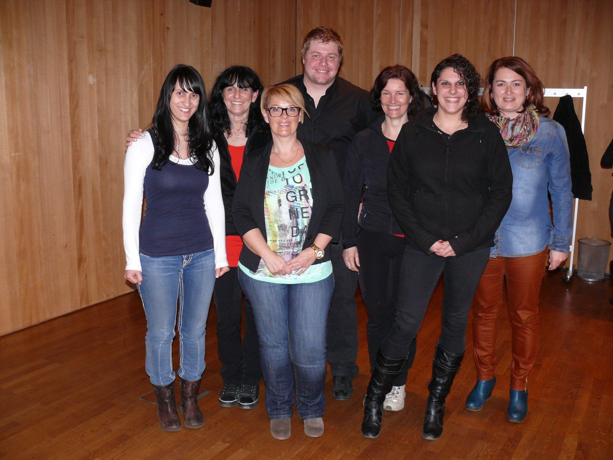 Hahn im Korb: Obmann Christof Meyer mit seinem „Harem“. Hahn im Korb: Obmann Christof Meyer mit seinem „Harem“.