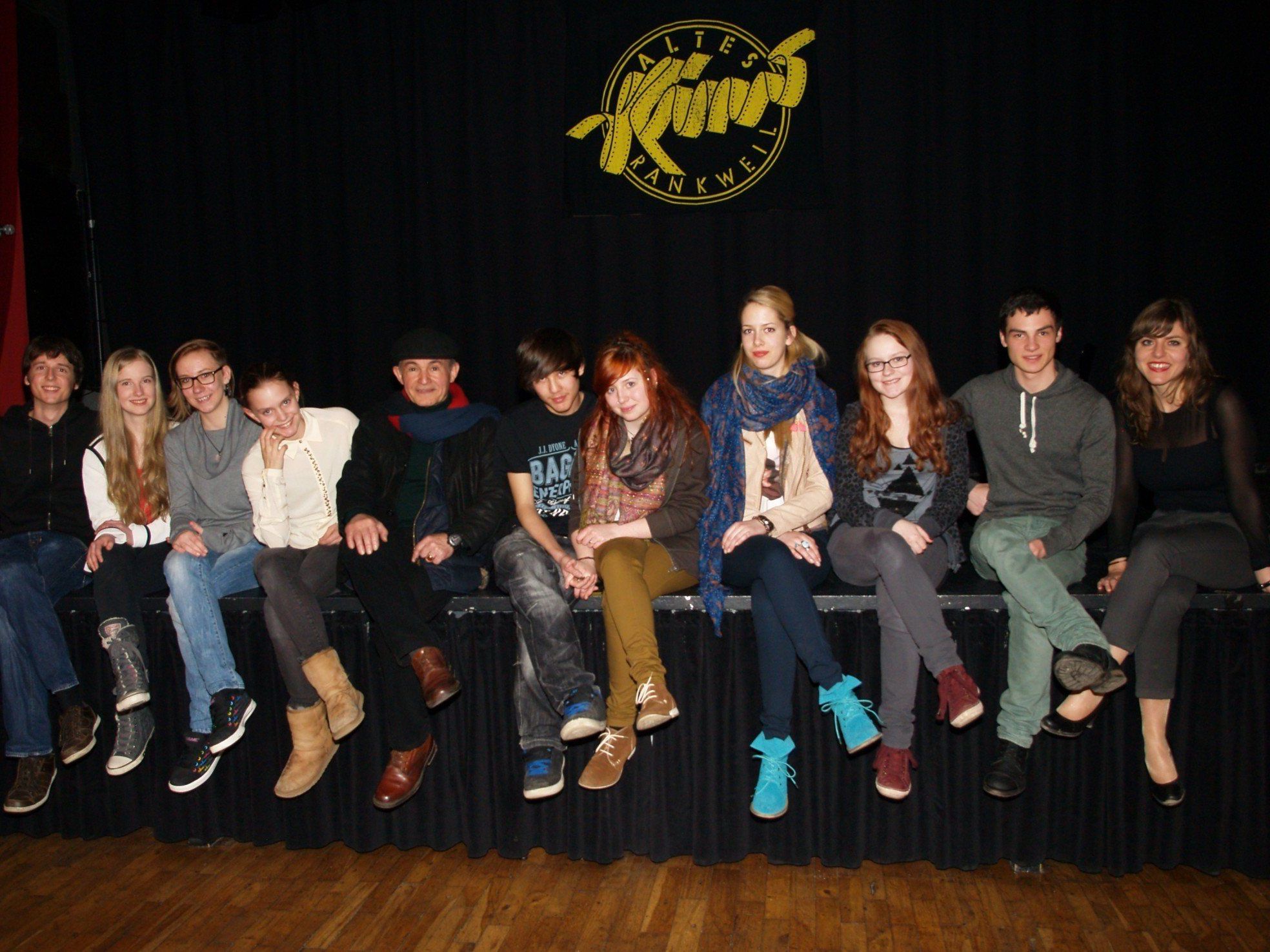 Habib Samadzadeh mit den Jugendlichen im Alten Kino. Habib Samadzadeh mit den Jugendlichen im Alten Kino.