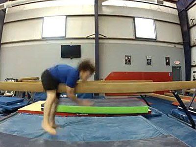 Er nennt sich Horse und fügt sich freiwillig Schmerzen zu. Er nennt sich Horse und fügt sich freiwillig Schmerzen zu.