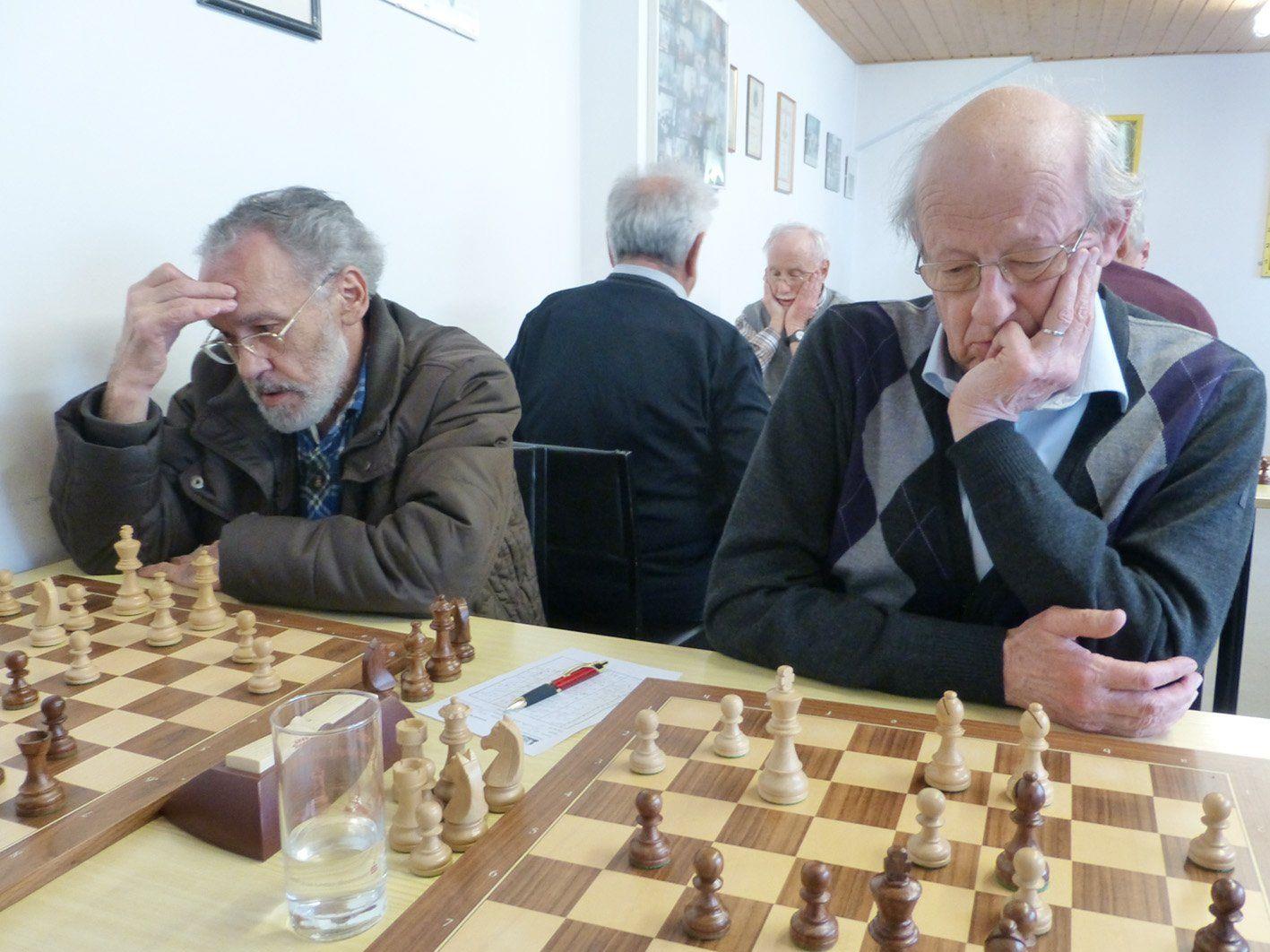 33 Senioren-Schachspieler kämpften im Heim des Emser Schachklubs um den Landesmeistertitel.
