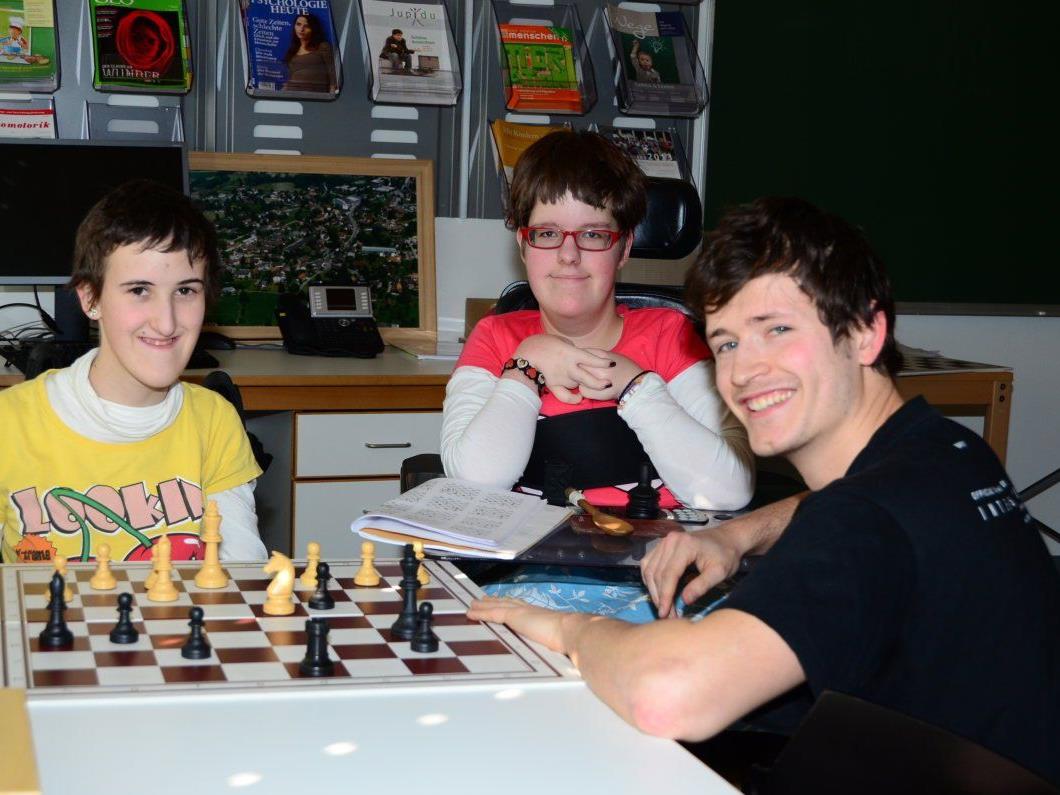 Mit Schachspielen förderte Lehrer Felix Außerer das räumliche Denken bei den Schulheim-Kindern. Daraus entstand nun ein tolles Integrationsprojekt.