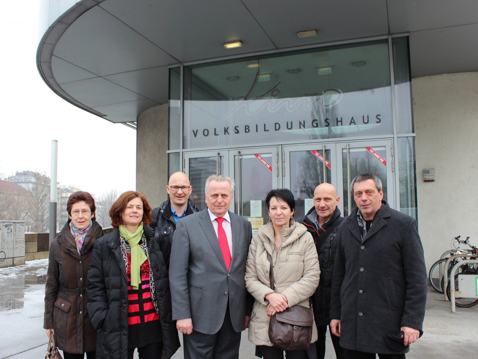 Hohe Auszeichnung von Minister Hundstorfer für die Nenzinger Seniorentheatergruppe „Silberfäden“. Hohe Auszeichnung von Minister Hundstorfer für die Nenzinger Seniorentheatergruppe „Silberfäden“.