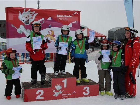 Die jugendlichen Ski-Athleten feuten sich über über die Auszeichnungen. Die jugendlichen Ski-Athleten feuten sich über über die Auszeichnungen.