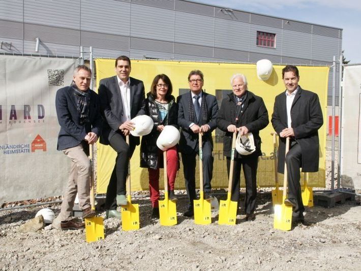 Joachim Alge von i+R, Bürgermeister Harald Köhlmeier, Vizebürgermeisterin Evi Mair, Wilhelm Muzyczyn von der Alpenländischen Heimstätte sowie Günter Schertler und Alexander Stuchly von i+R. (v.l.) Joachim Alge von i+R, Bürgermeister Harald Köhlmeier, Vizebürgermeisterin Evi Mair, Wilhelm Muzyczyn von der Alpenländischen Heimstätte sowie Günter Schertler und Alexander Stuchly von i+R. (v.l.)