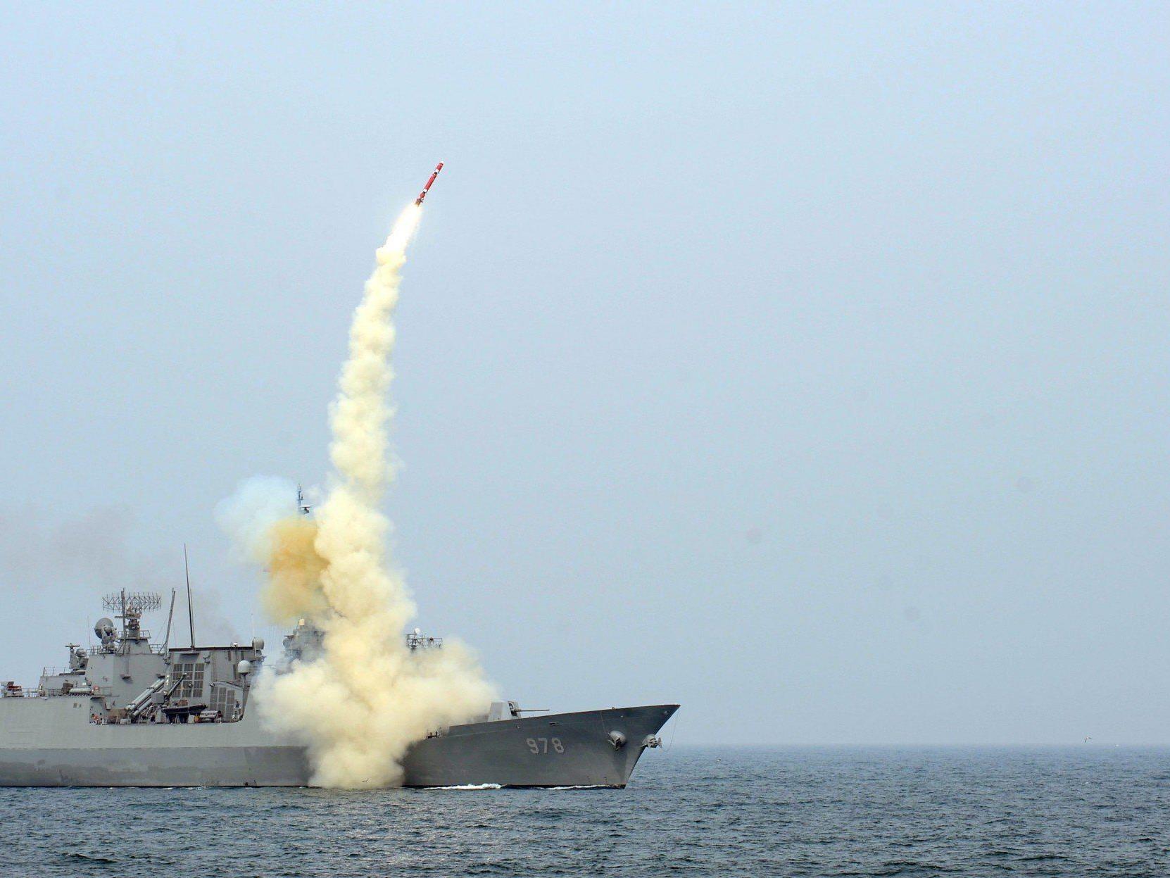 Ein südkoreanischer Zerstörer feuert während einer Übung eine Cruise Missile ab.