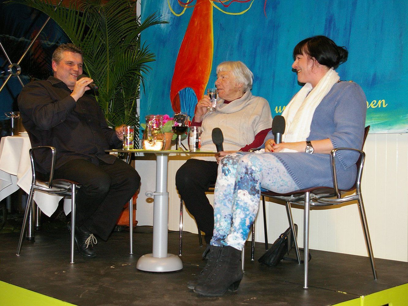 Moderator George Nussbaumer mit den Gästen Wilma Vögel und Maria Neuschmid (v.l.n.r.). Moderator George Nussbaumer mit den Gästen Wilma Vögel und Maria Neuschmid (v.l.n.r.).