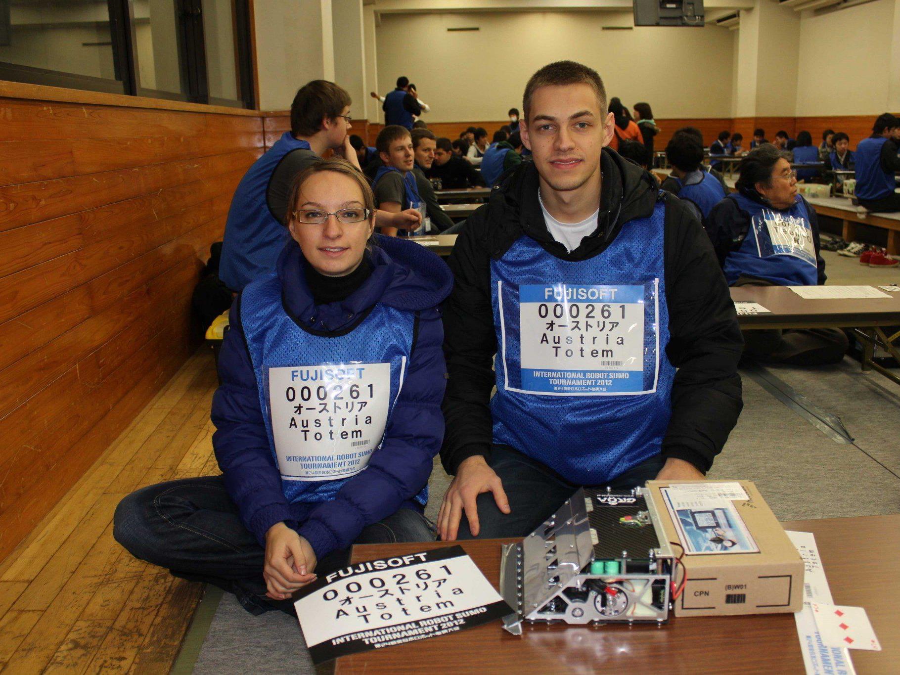 Ana und Andrej Rudovic mit dem selbstgebauten Roboter "Pilot" vor dem Wettkampf in Tokyo.