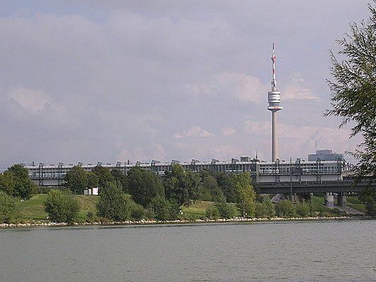 Ein Mann sprang von der U6-Brücke und wurde gerettet Ein Mann sprang von der U6-Brücke und wurde gerettet