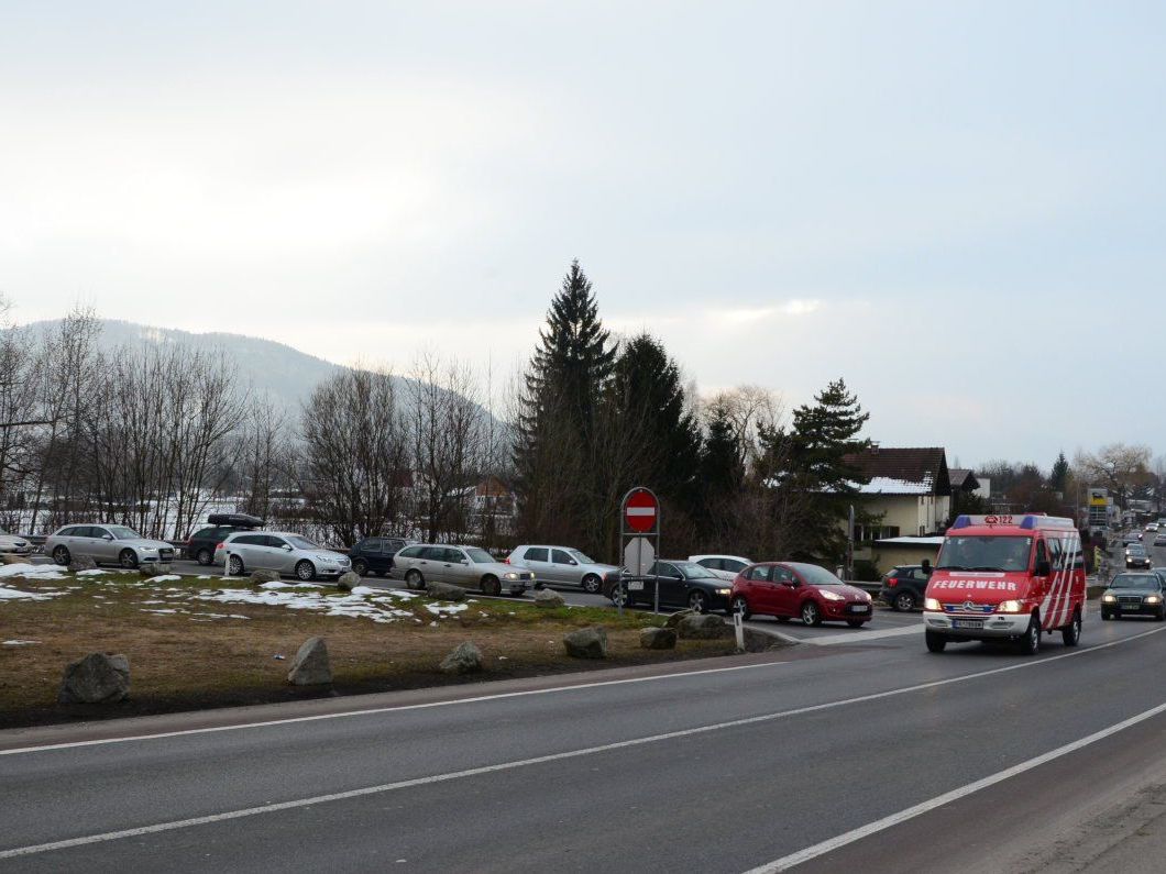 Ein tägliches Szenario bei der Autobahnabfahrt. Eine Ampel soll nun installiert werden und zu den Spitzenzeiten den Verkehr regeln. Ein tägliches Szenario bei der Autobahnabfahrt. Eine Ampel soll nun installiert werden und zu den Spitzenzeiten den Verkehr regeln.
