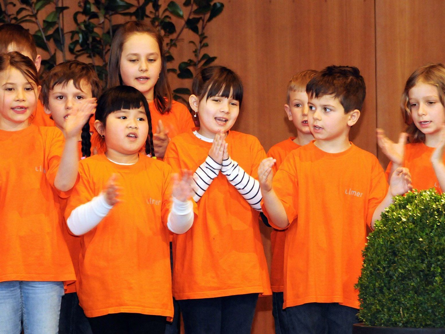 Die Singgruppe der VS Höchst Unterdorf voll Begeisterung beim Bezirksjugendsingen Die Singgruppe der VS Höchst Unterdorf voll Begeisterung beim Bezirksjugendsingen