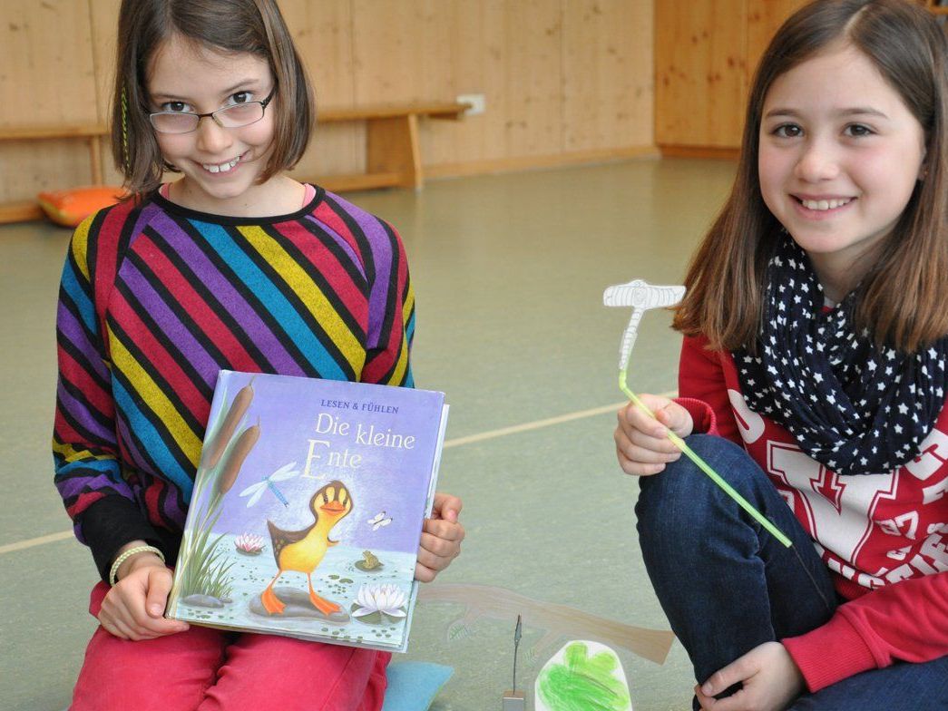 Anna und Raffaella von der 4 b lasen aus "Die kleine Ente". Anna und Raffaella von der 4 b lasen aus "Die kleine Ente".
