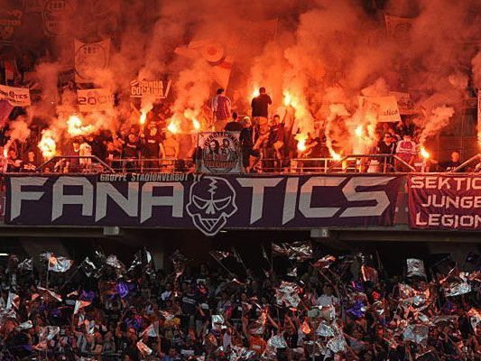 Bengale durchs Stadion geschleudert: Ein Austria-Fan musste sich am Dienstag vor Gericht verantworten. Bengale durchs Stadion geschleudert: Ein Austria-Fan musste sich am Dienstag vor Gericht verantworten.