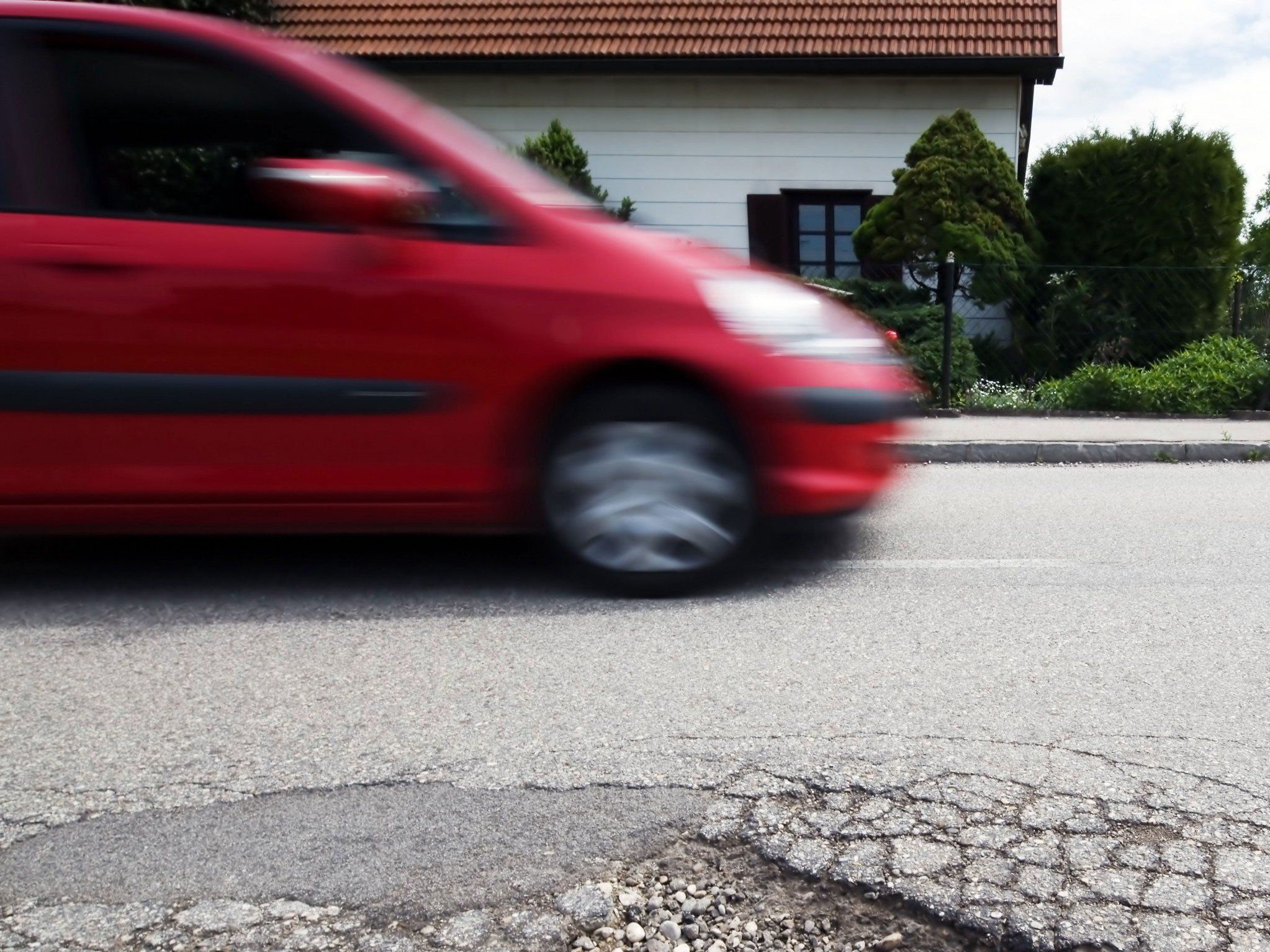 Vorbeifahrende Autos konnten noch rechtzeitig bremsen. Vorbeifahrende Autos konnten noch rechtzeitig bremsen.