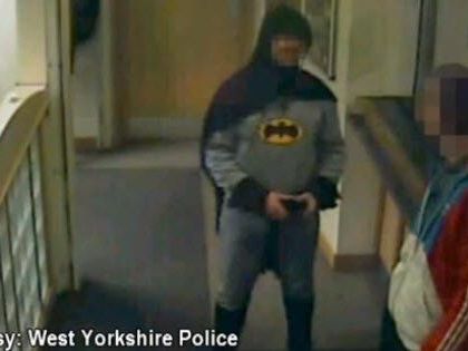 Batman in Aktion - Vorfall auf Überwachungskamera festgehalten. Batman in Aktion - Vorfall auf Überwachungskamera festgehalten.