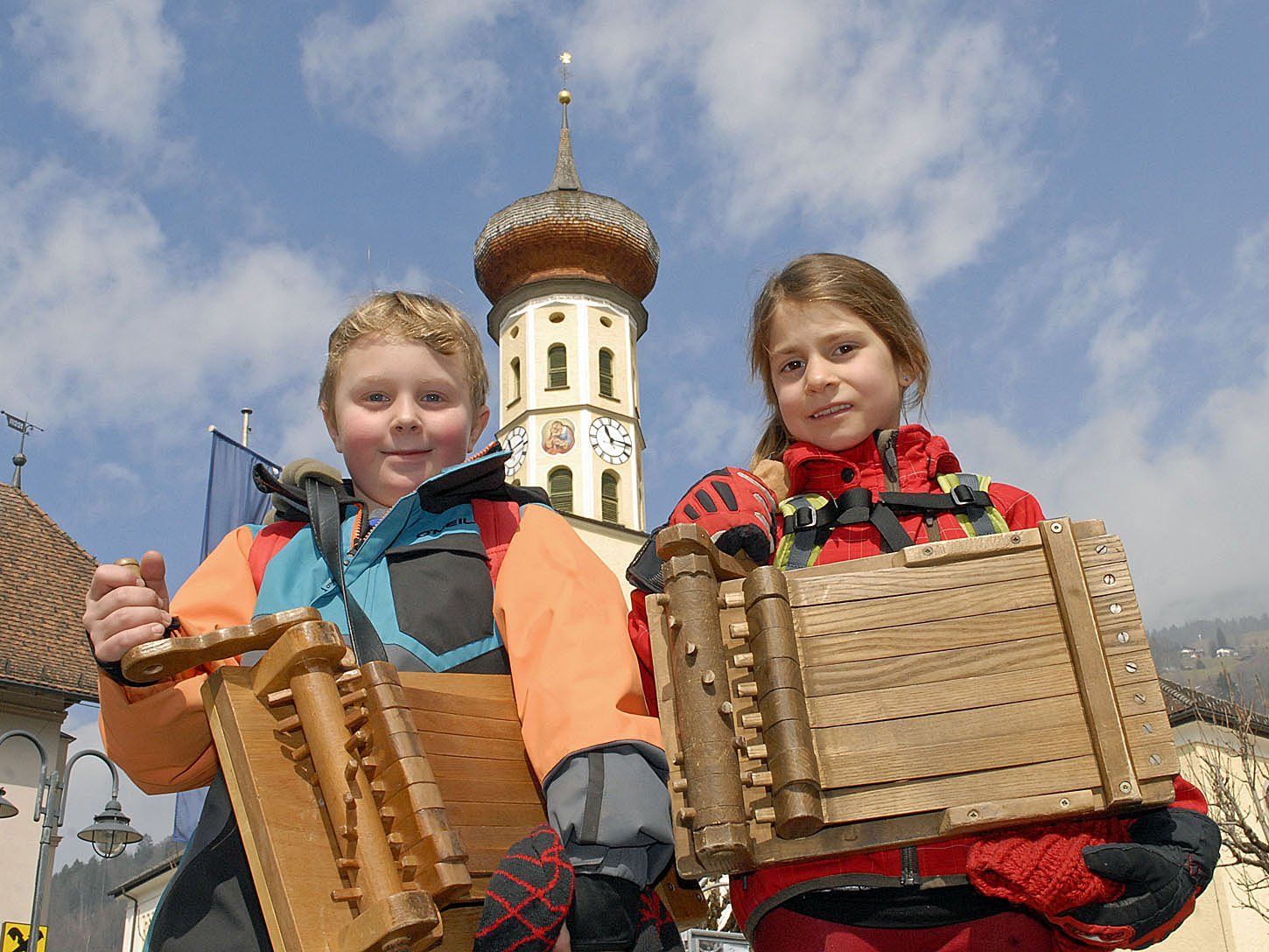 Während die Schrunser Kirchenglocken geschwiegen haben, wurde gerätscht. Luca und Leonie (Foto) machten dabei gerne mit. Während die Schrunser Kirchenglocken geschwiegen haben, wurde gerätscht. Luca und Leonie (Foto) machten dabei gerne mit.