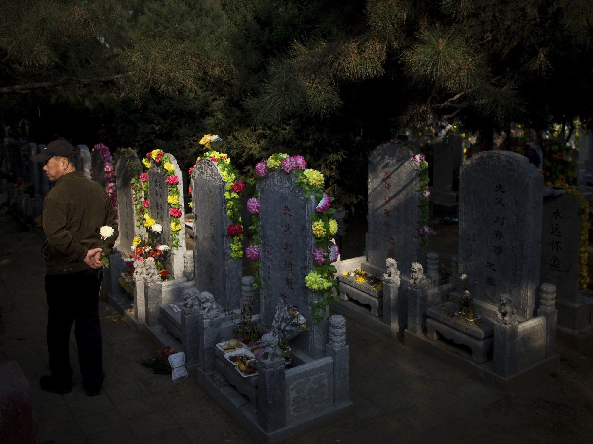 Verurteilte Leichenschänder zu Haftstrafen zwischen 28 und 32 Monaten verurteilt.. Verurteilte Leichenschänder zu Haftstrafen zwischen 28 und 32 Monaten verurteilt..