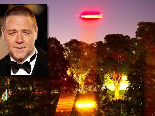 Russell Crowe stellte Aufnahmen von Lichterscheinung online und kassierte dafür reichlich Spott. Russell Crowe stellte Aufnahmen von Lichterscheinung online und kassierte dafür reichlich Spott.