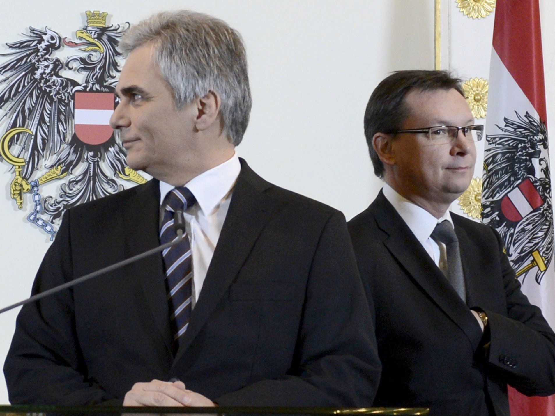 Der erste Eindruck täuscht: Faymann demontiert Darabos nicht, sondern braucht ihn für die NR-Wahl im Herbst. Der erste Eindruck täuscht: Faymann demontiert Darabos nicht, sondern braucht ihn für die NR-Wahl im Herbst.