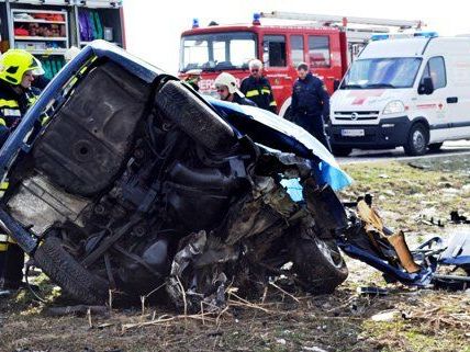 Für die beiden jungen Männer in dem Auto kam jede Hilfe zu spät. Für die beiden jungen Männer in dem Auto kam jede Hilfe zu spät.