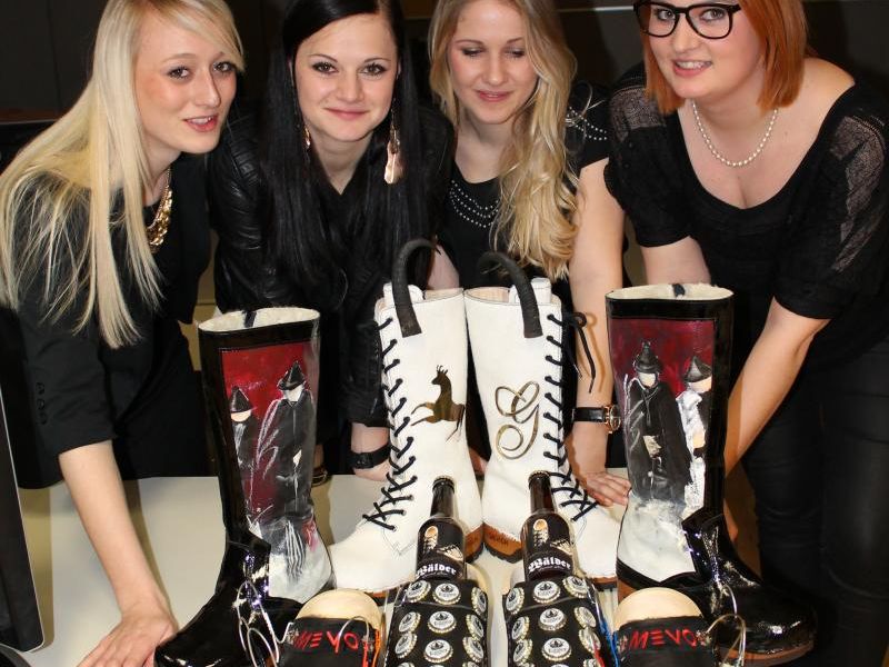 Hohen Unterhaltungswert hatte das witzige Projekt „Devich Holzschuhe – Kooperation aus Wäldertradition“. Hohen Unterhaltungswert hatte das witzige Projekt „Devich Holzschuhe – Kooperation aus Wäldertradition“.