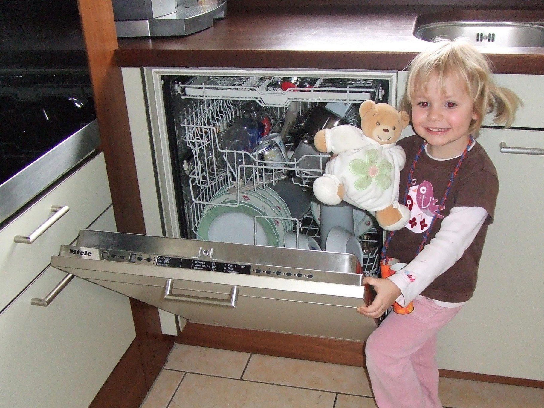 Geschirrspüler sollten nur voll beladen eingeschaltet werden. Geschirrspüler sollten nur voll beladen eingeschaltet werden.