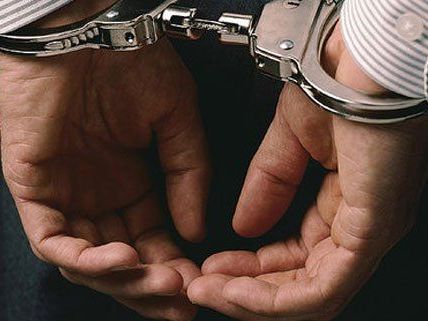 Für den gesuchten Verdächtigen klickten in Wien nun die Handschellen. Für den gesuchten Verdächtigen klickten in Wien nun die Handschellen.