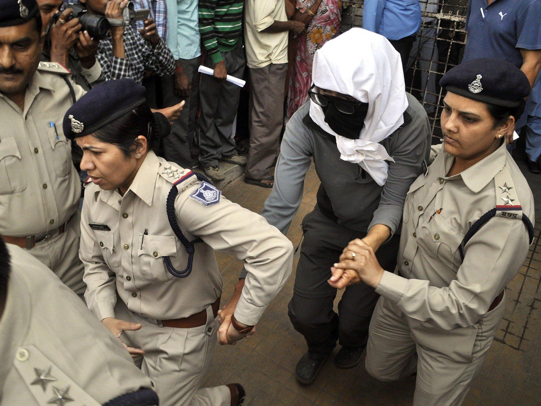 Nach brutaler Vergewaltigung: Die 39-jährige Schweizerin wird von Polizistinnen in ein Spital in Gwalior gebracht.