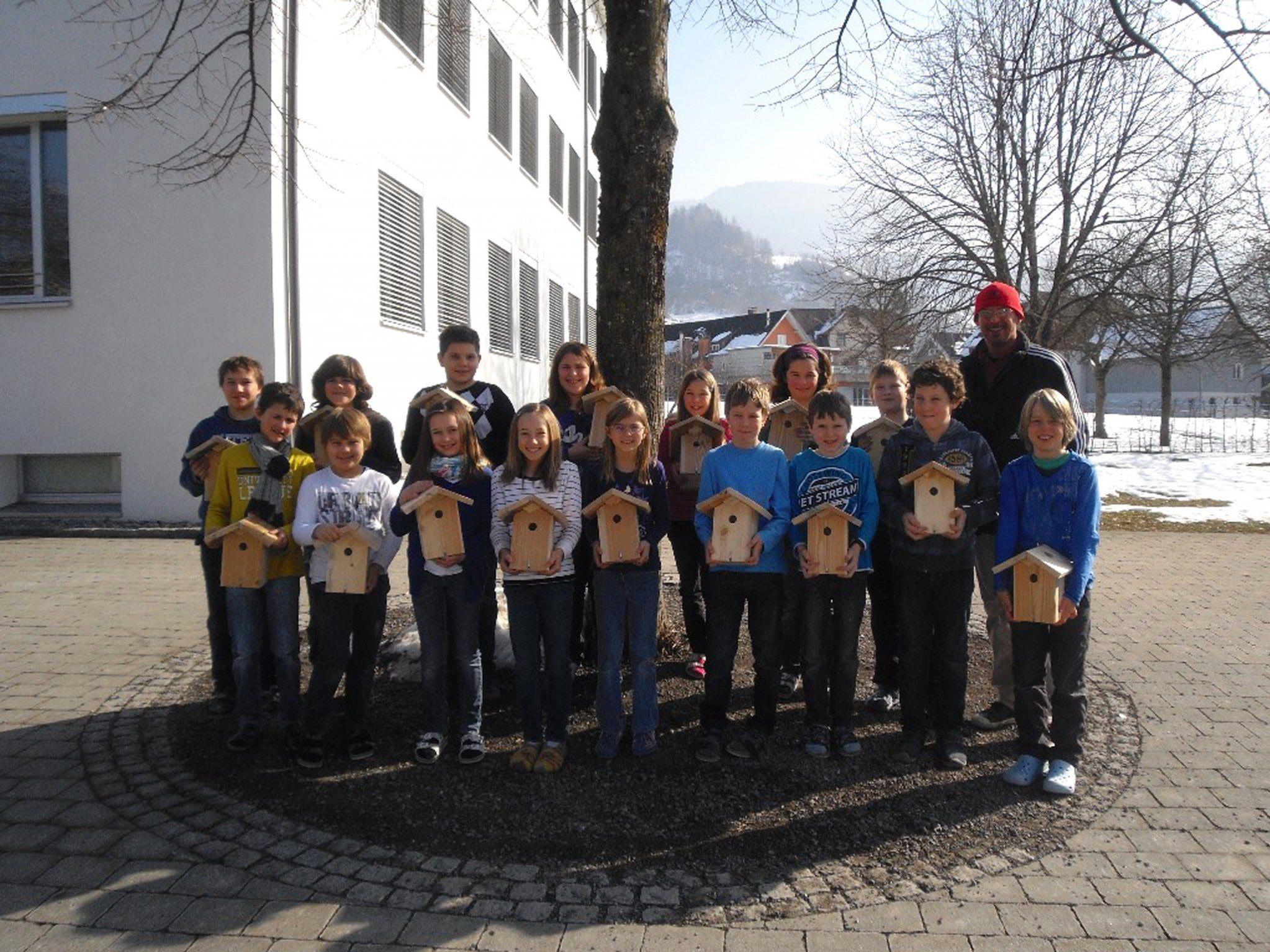 Die Schüler der Volksschule Klaus freuten sich über die erhaltenen Nistkästen.