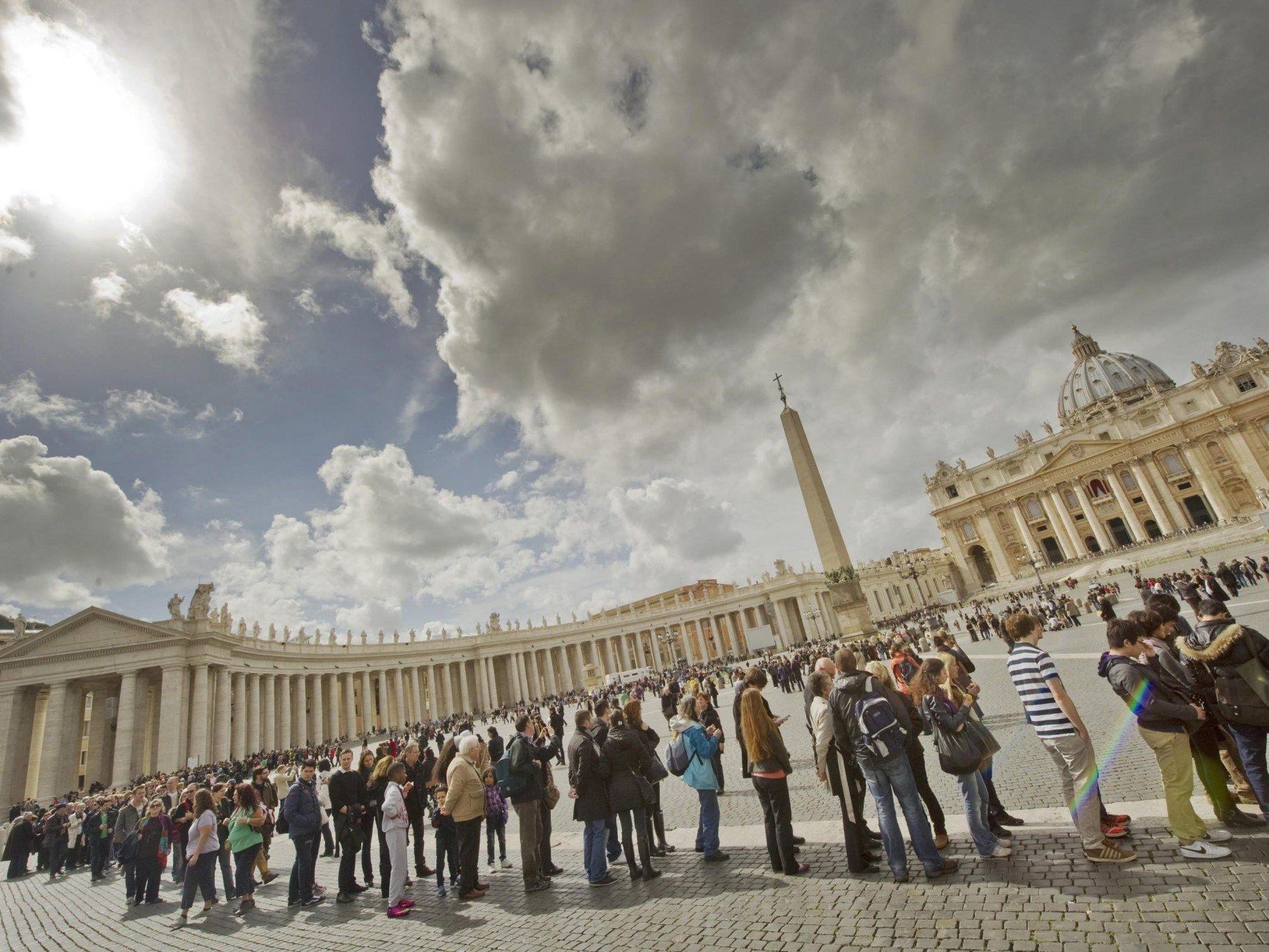 Am Dienstag Nachmittag um 16:30 Uhr beginnt das Warten auf den weißen Rauch über dem Petersplatz. Am Dienstag Nachmittag um 16:30 Uhr beginnt das Warten auf den weißen Rauch über dem Petersplatz.