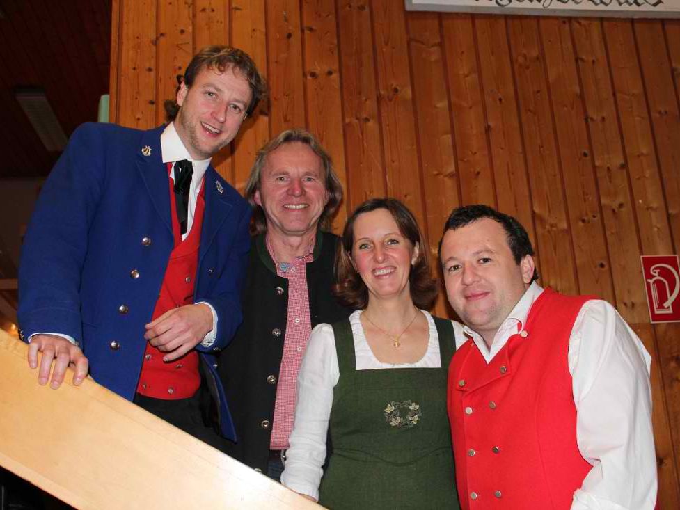 Festobmann Martin Natter, Hubert und Christiane Berkmann von der Brauerei Egg und Festobmann Mathias Simma freuen sich auf viele Besucher bei ihrem gemeinsamen Stand auf der Messe. Festobmann Martin Natter, Hubert und Christiane Berkmann von der Brauerei Egg und Festobmann Mathias Simma freuen sich auf viele Besucher bei ihrem gemeinsamen Stand auf der Messe.