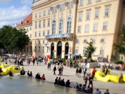 Heuer werden alle Sitzmöbel im Museumsquartier blau. Heuer werden alle Sitzmöbel im Museumsquartier blau.