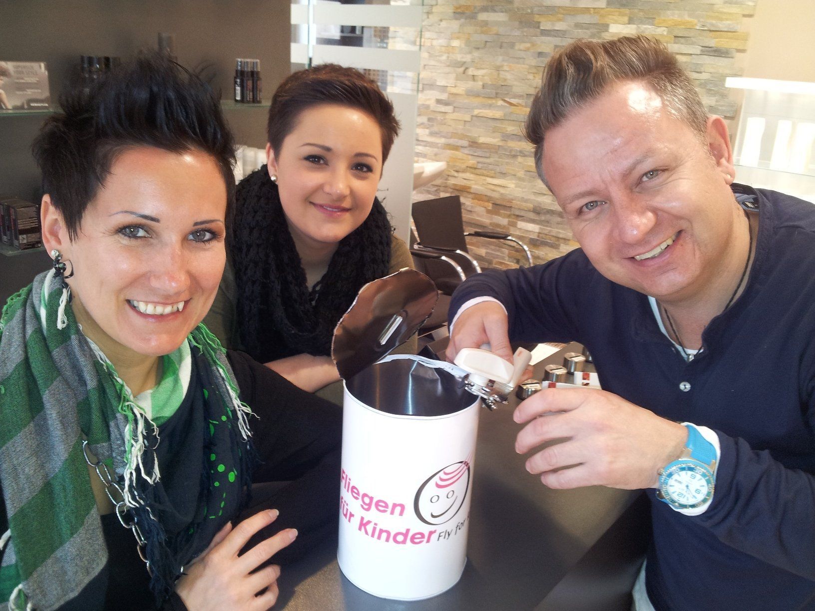 "Patrik mein Friseur" ermöglicht mit seinem Team und Kundschaft 12 Kindern den großen Wunsch vom Fliegen. "Patrik mein Friseur" ermöglicht mit seinem Team und Kundschaft 12 Kindern den großen Wunsch vom Fliegen.