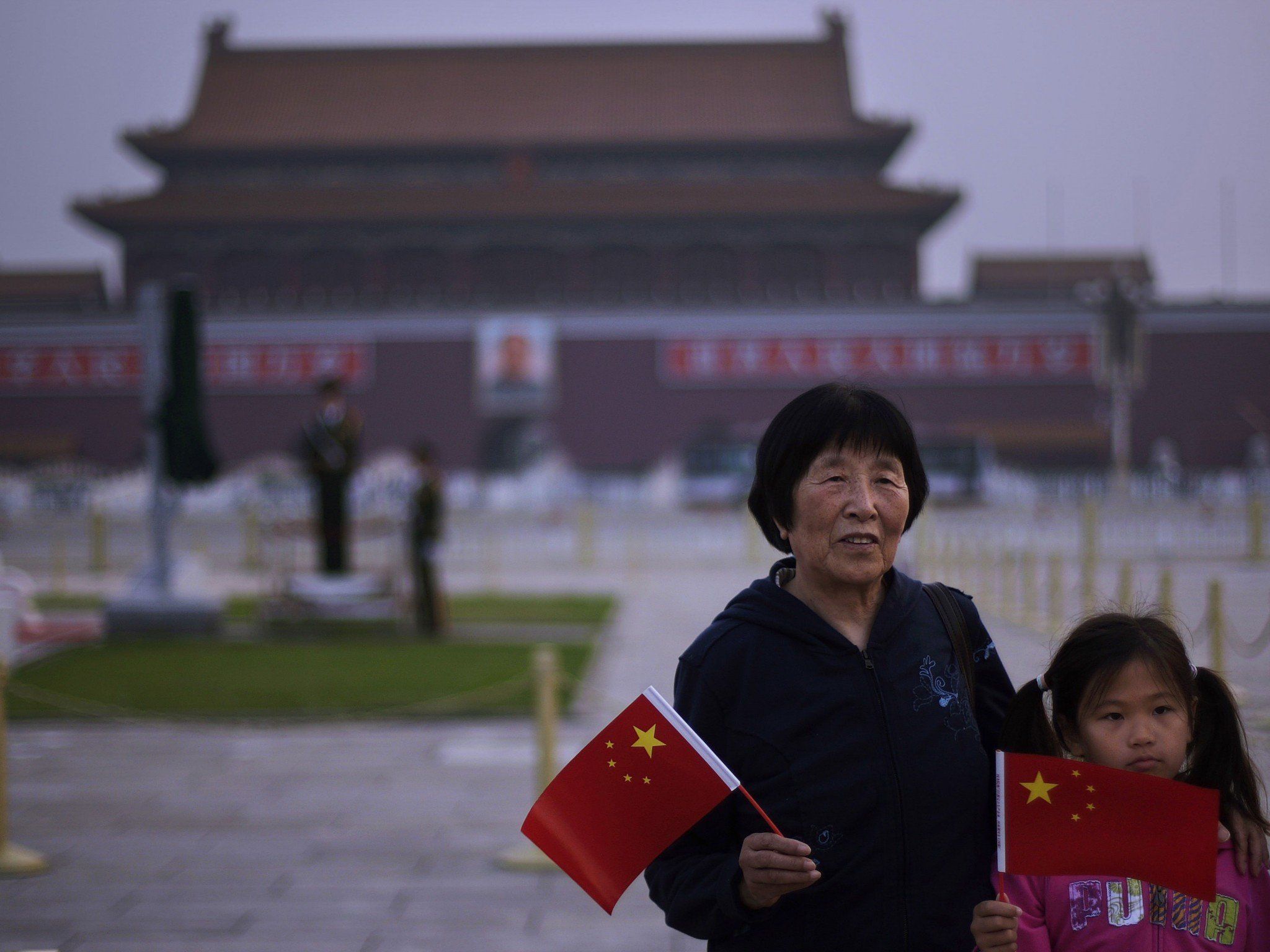 Fernsehteam wird auf dem Tiananmen-Platz abgeführt. Fernsehteam wird auf dem Tiananmen-Platz abgeführt.