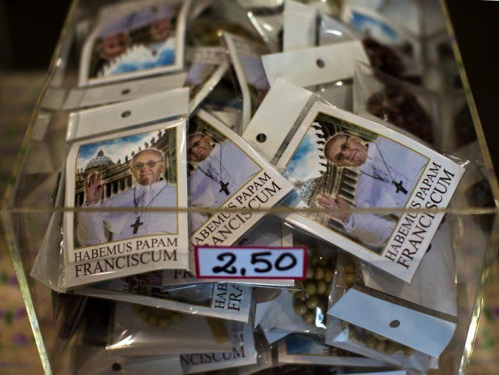 Erste Souvenirartikel mit dem neuen Papst Erste Souvenirartikel mit dem neuen Papst