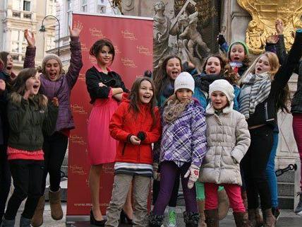 Selena Gomez wurde zu Freuden der Wiener Kids in der Innenstadt gesichtet. Selena Gomez wurde zu Freuden der Wiener Kids in der Innenstadt gesichtet.