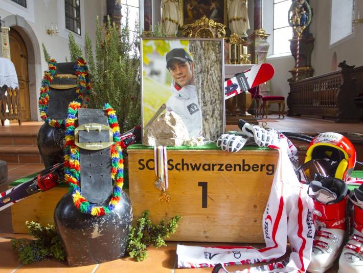 Viele Skistars fahren für den verstorbenen Björn Sieber Viele Skistars fahren für den verstorbenen Björn Sieber