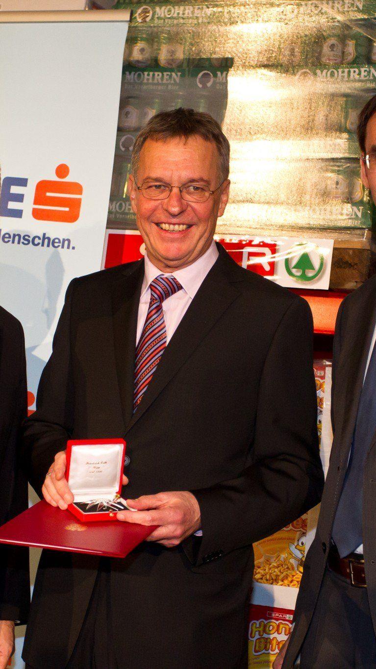 Preisträger Georg Comploj (Mitte) mit Bundeskanzler Faymann (l.) und Landeshauptmann Wallner (r.).