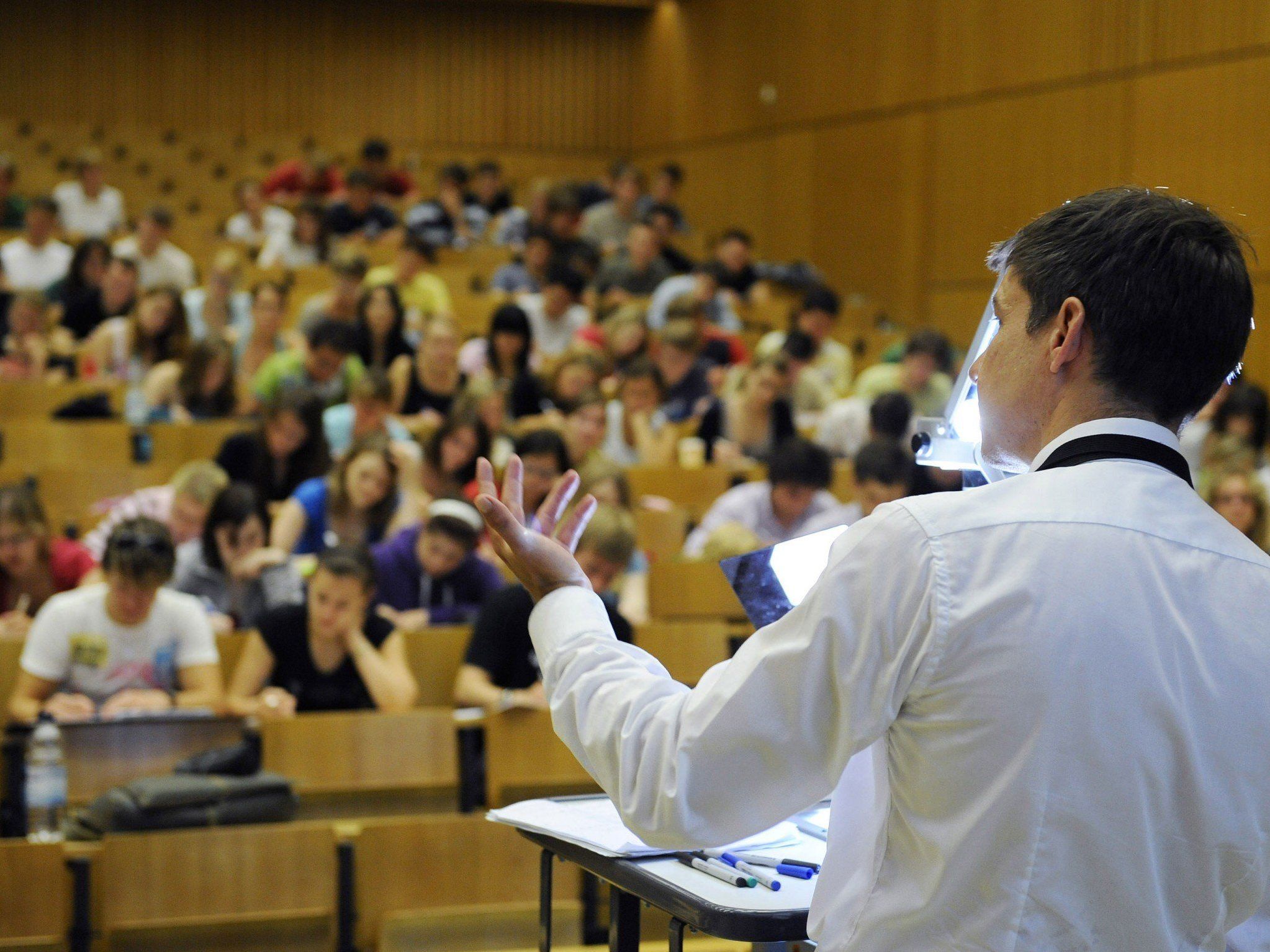 Auch Besuch von Hauptschule oder AHS-Unterstufe hat starken Einfluss auf weitere Schulkarriere. Auch Besuch von Hauptschule oder AHS-Unterstufe hat starken Einfluss auf weitere Schulkarriere.