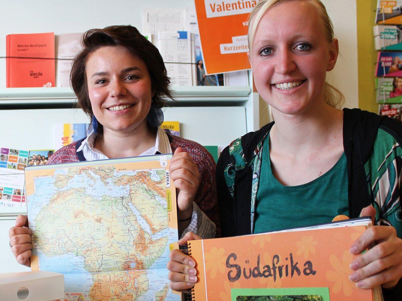 Eva (rechts) informiert mit großer Begeisterung über ihren Freiwilligen Einsatz in Südafrika Eva (rechts) informiert mit großer Begeisterung über ihren Freiwilligen Einsatz in Südafrika
