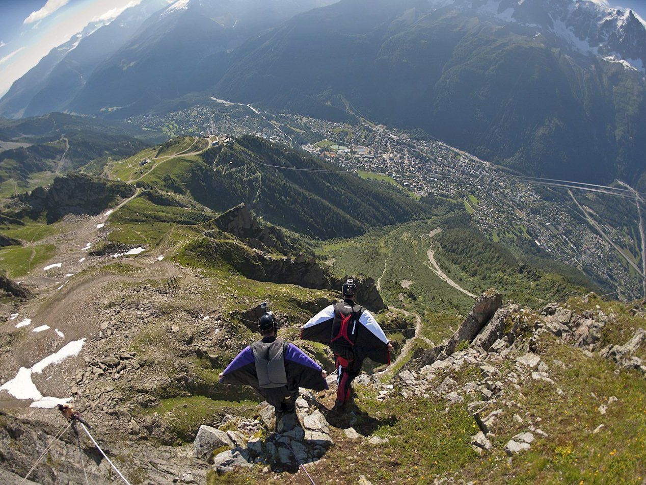Die beiden Basejumper sprangen zu zweit ab, am Landepunkt kam nur einer an. Die beiden Basejumper sprangen zu zweit ab, am Landepunkt kam nur einer an.