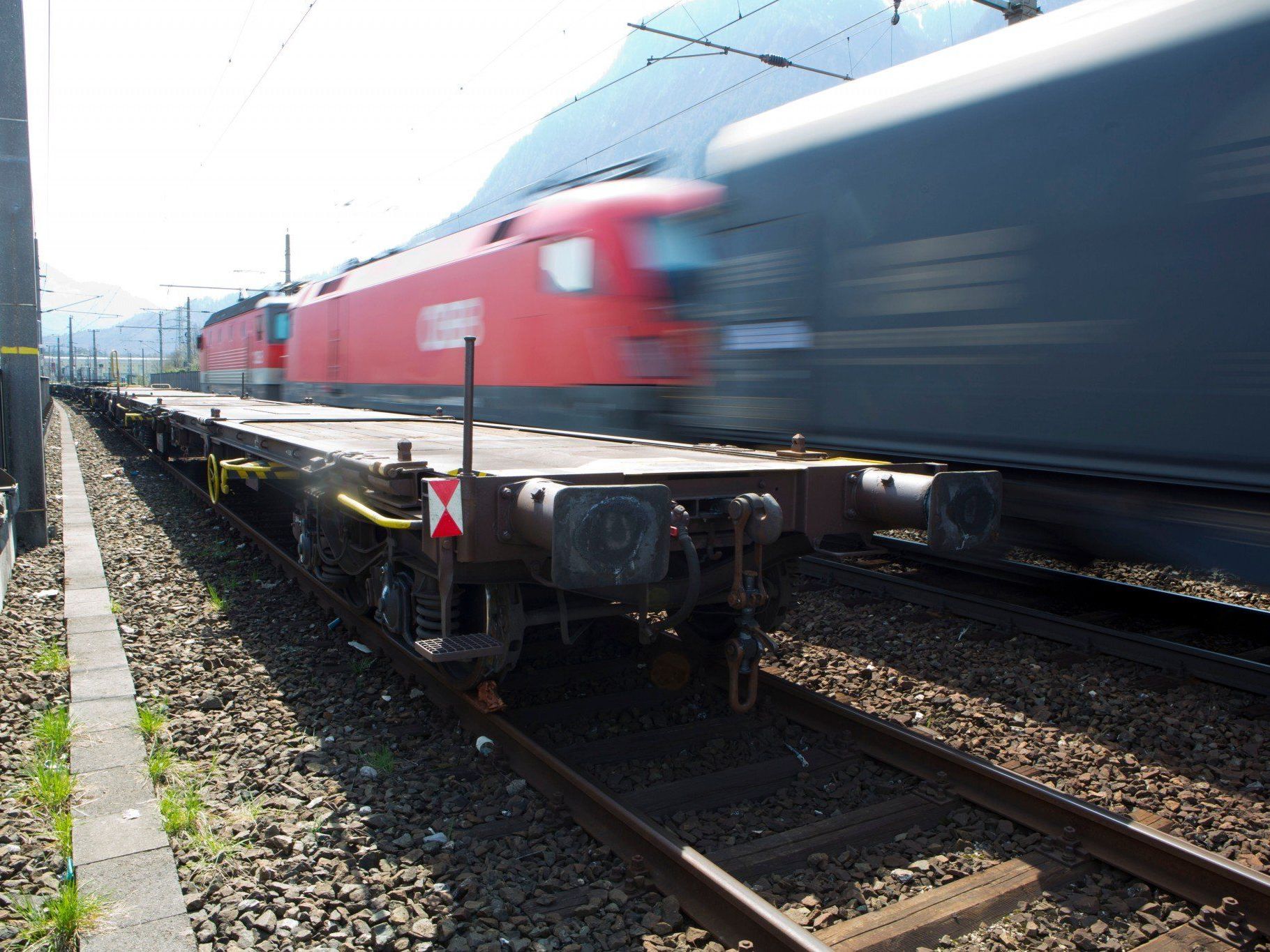 Waggon auf Geisterfahrt: Unbekannte Täter kuppelten 20 Tonnen schweren Container-Tragwagen ab. Waggon auf Geisterfahrt: Unbekannte Täter kuppelten 20 Tonnen schweren Container-Tragwagen ab.