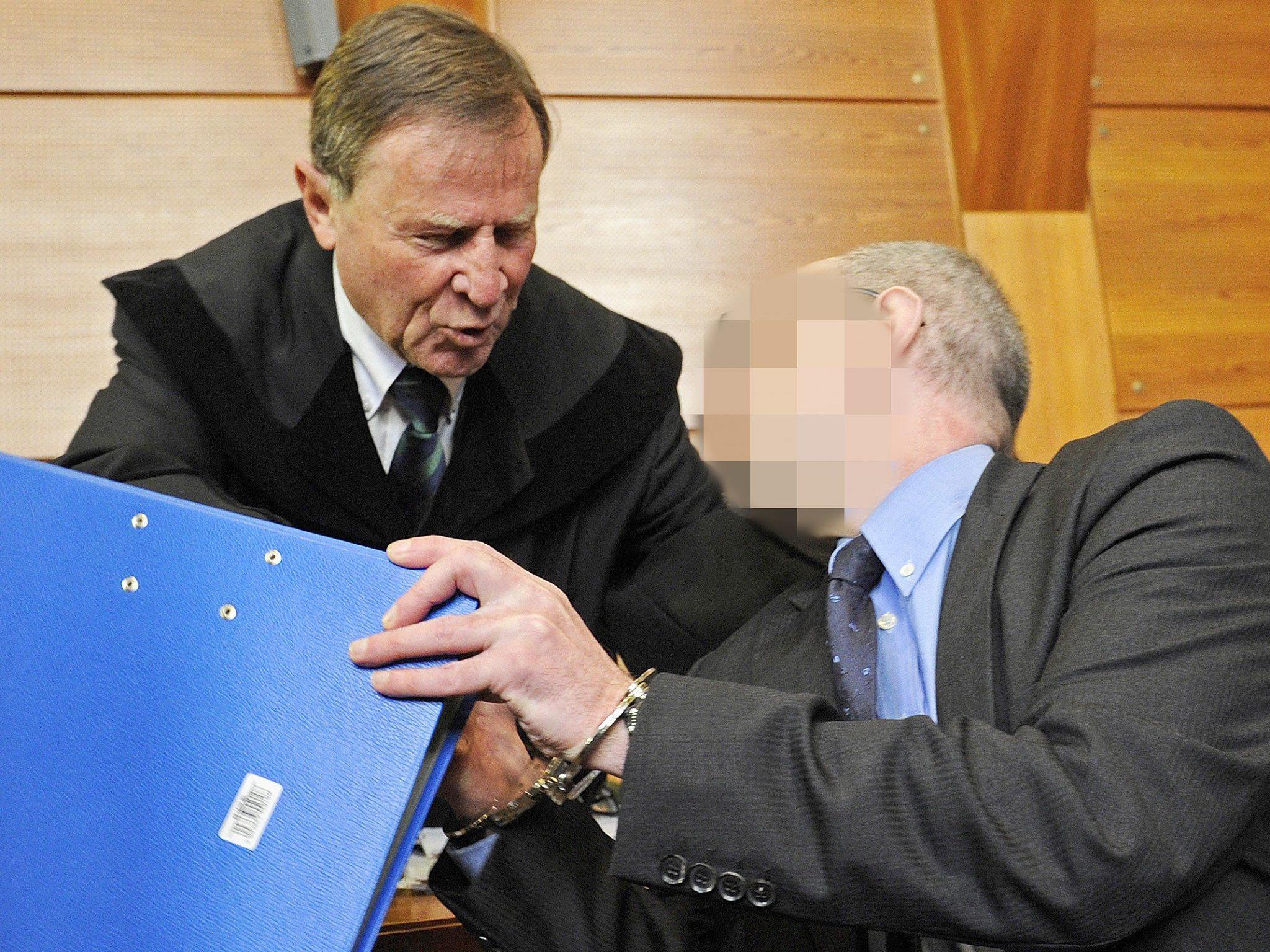 Auftakt im Tiroler Goldmord-Prozess - 52-jähriger Ex-Polizist auf Anklagebank.