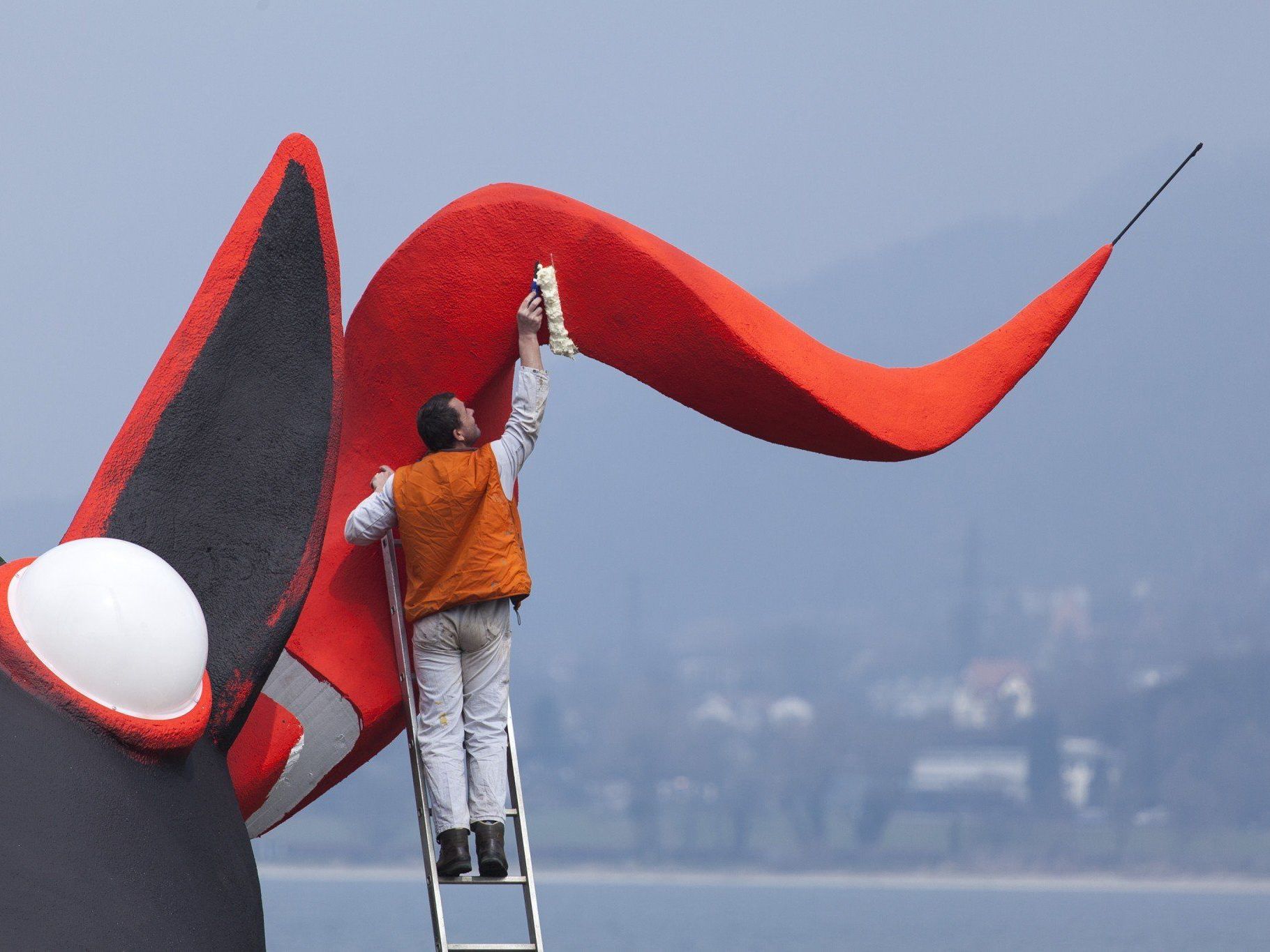 Bühnenbauer trotzten Winterwetter - Erster der drei Drachenhunde erhielt seinen Kopf. Bühnenbauer trotzten Winterwetter - Erster der drei Drachenhunde erhielt seinen Kopf.
