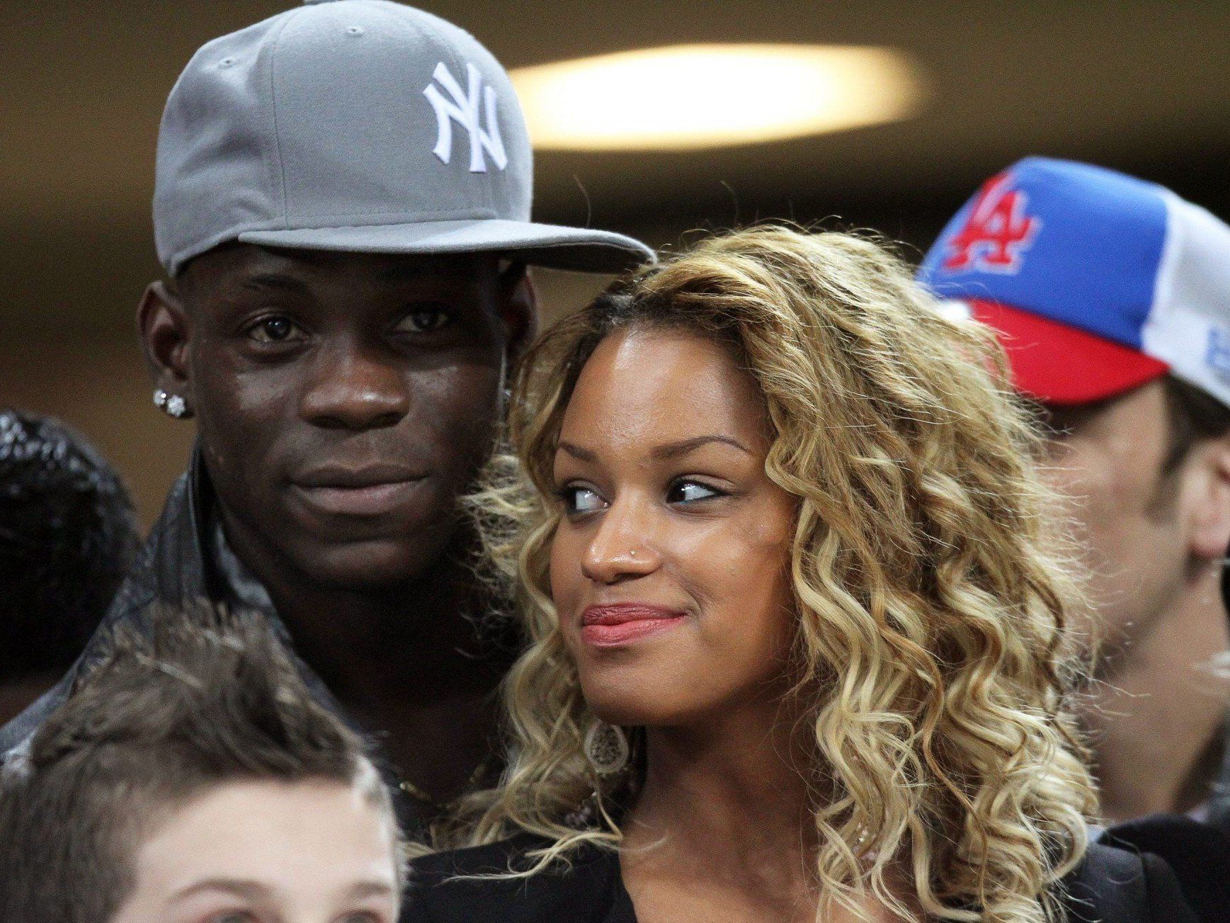 Mario Balotelli mit seiner aktuellen Freundin Fanny Neguesha. Mario Balotelli mit seiner aktuellen Freundin Fanny Neguesha.