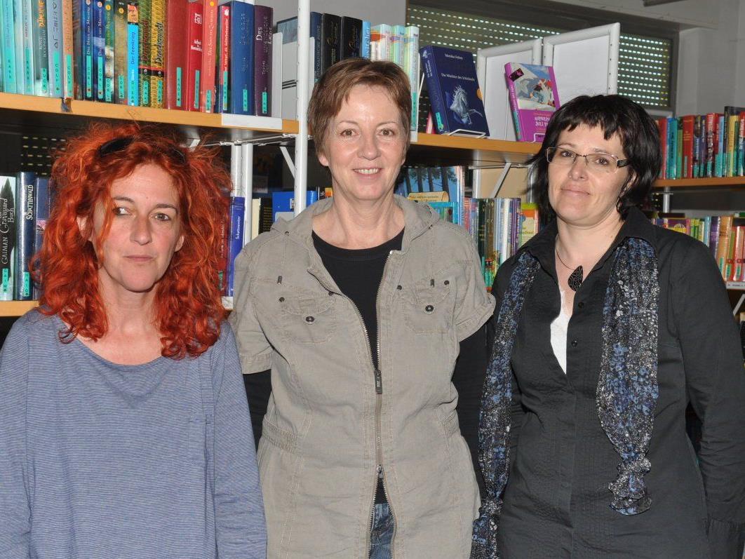 Das Team der Bibliothek, auf dem Bild Sabine Weber, Leiterin Gerda Kuen und Wilma Schneller, freuen sich auf viele Besucher am Sonntag.