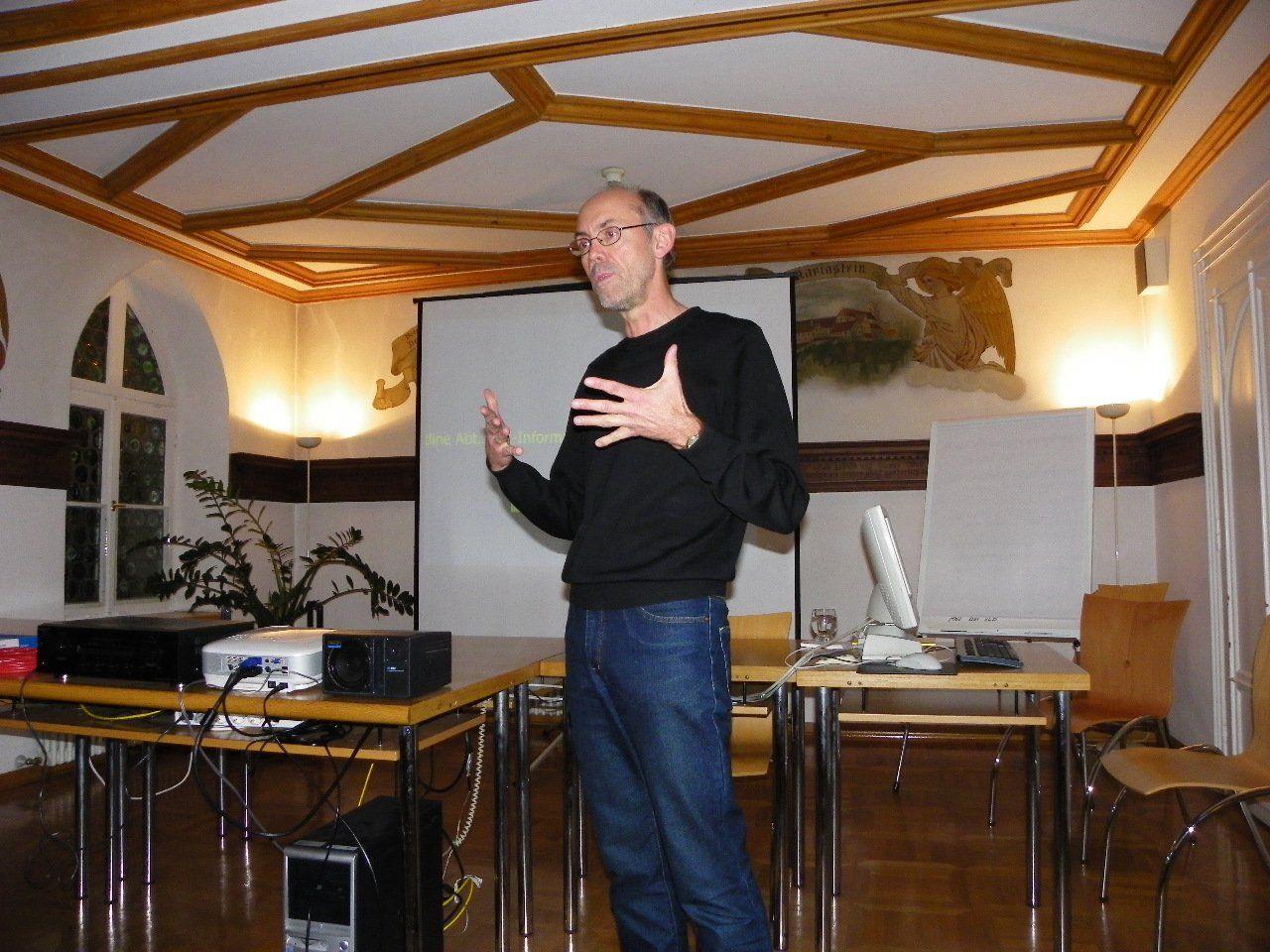Kursleiter Karl Rädler erklärt die Vorgangsweise der Recherche